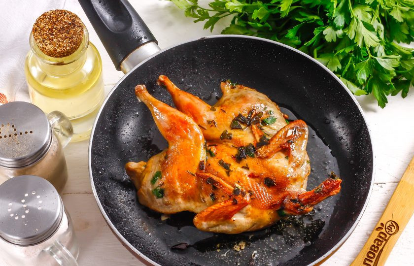 1. Этап. Перепелка табака: Спустя указанное время прогрейте растительное масло в сковороде и выложите тушку перепела кожей вниз. Обжарьте на среднем нагреве примерно 5-7 минут до румяности. Затем тушку переверните, убавьте нагрев до минимума, накройте сковороду крышкой и обжарьте тушку еще 10-12 минут до румяности с другой стороны. За это время перепел пропарится и поджарится.