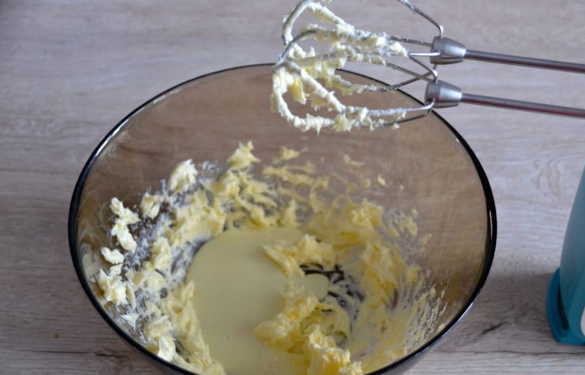 1. Этап. Кофейный торт-суфле: Взбейте до пышности мягкое сливочное масло со сгущенным молоком.