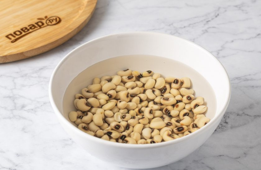 1. Этап. Суп с фасолью Чёрный глаз: Фасоль замочите в воде на 6-8 часов. Она хоть и варится быстро, но после замачивания лучше усваивается.