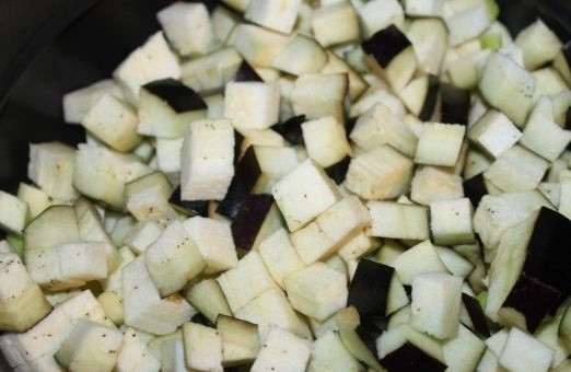 1. Этап. Овощное рагу с капустой в мультиварке: 3. Вымойте, обсушите и измельчите баклажаны.