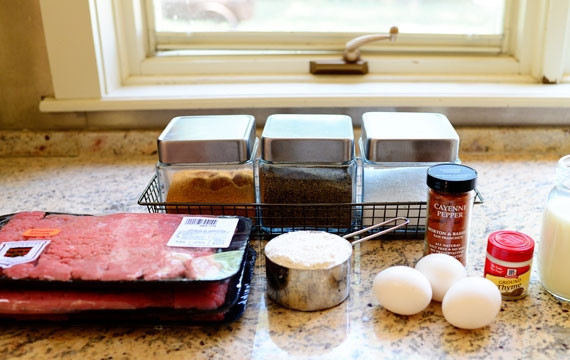 1. Этап. Говядина в кляре: Приготовить продукты. Мясо порезать на полоски и отбить.