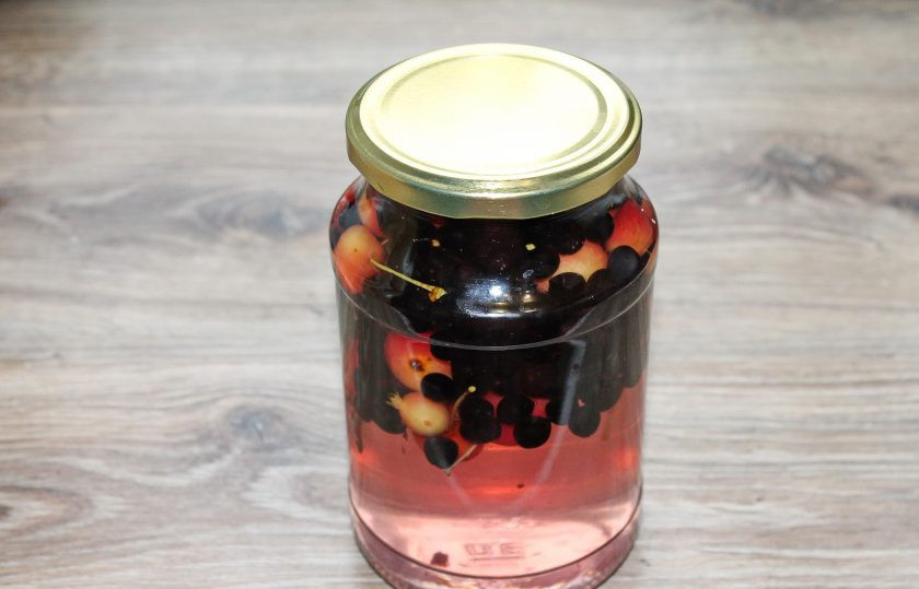 1. Этап. Компот из ранеток и черноплодки: Снова залейте банку до верха и закатайте крышкой. Переверните банку с компотом вверх дном и укутайте до полного остывания.