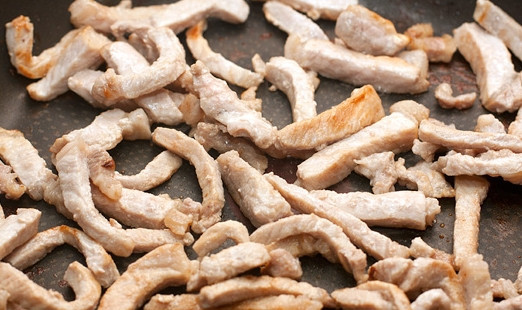 1. Этап. Кесадилья со свининой: 1. Уберите со свинины сало и порежьте соломкой. Пожарьте мясо на хорошо разогретой сковороде 2 минуты.