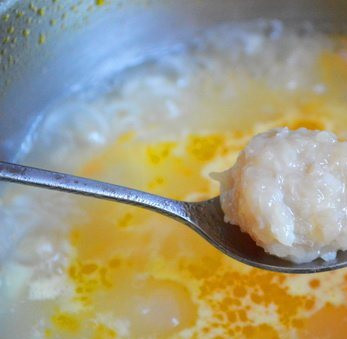 1. Этап. Куриные фрикадельки для супа: 3. А теперь, уже в самом конце приготовления любого вашего супа добавим такие фрикадельки. Помещаем их в ложке, и чуть подержим, чтобы сразу не развалились.