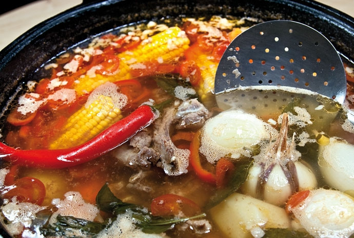 1. Этап. Шурпа в казане: 8. После закипания уберите огонь до самого минимума и оставьте томиться без крышки часа на 2.