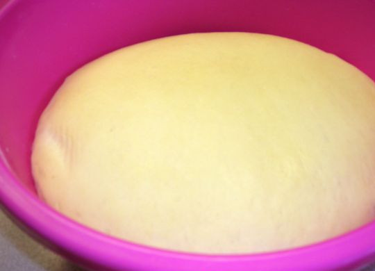 1. Этап. Плюшки с маком: Скатать тесто в шар, накрыть салфеткой и поставить подниматься в теплое место.