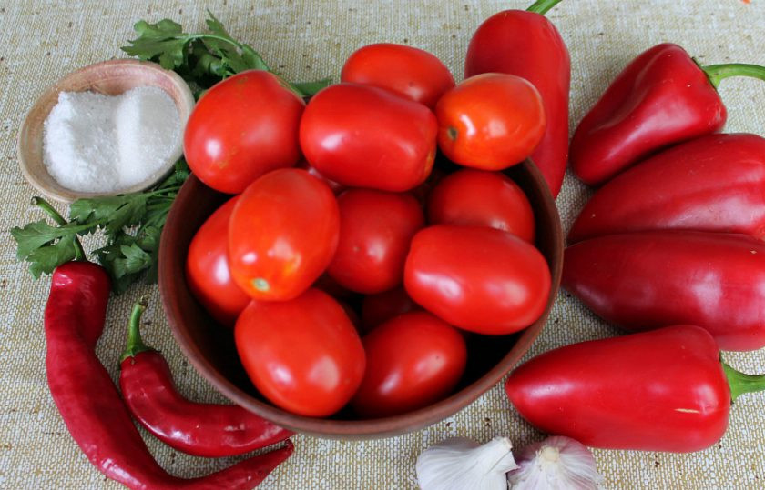 1. Этап. Помидоры в аджике на зиму: Подготовим ингредиенты.