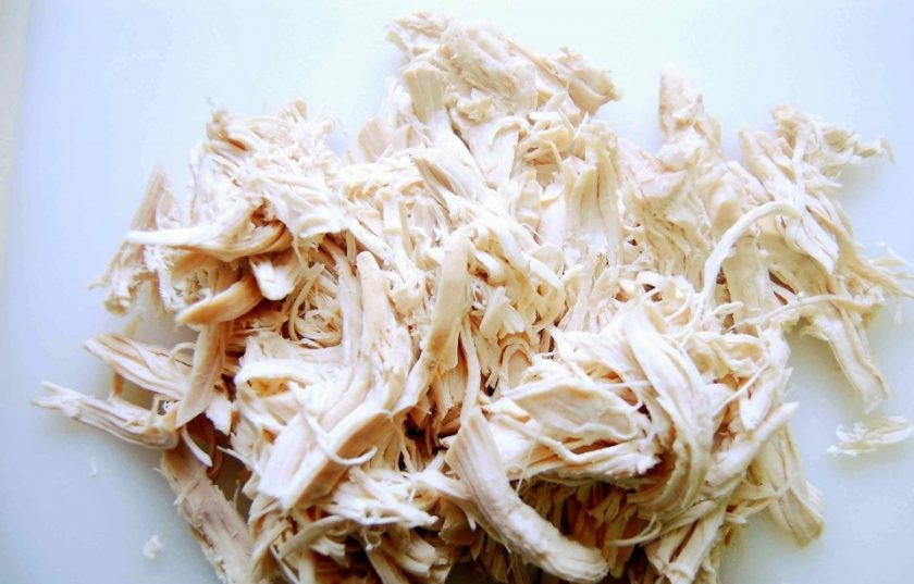 1. Этап. Суп Фо га: 4. Затем отделите от курицы филе. Нарвите его волокнами и оставьте, а кости верните в бульон. Варите его ещё 90 минут на небольшом огне, снимая образовавшуюся пенку.