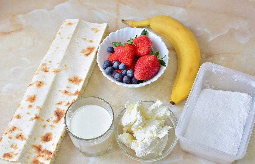 1. Этап. Сладкая шаурма: Для приготовления сладкой шаурмы подготовьте необходимые ингредиенты. Фрукты и ягоды можно взять любые по своему вкусу.