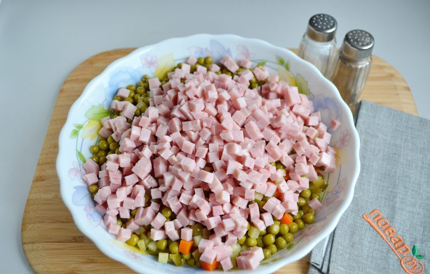 1. Этап. Русский салат Оливье: 6. Порежьте ветчину мелко.