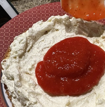 1. Этап. Торт  Клубничный Поцелуй: Разрезал бисквит на 3 коржа. Намазал корж кремом. Сделал бортик. Выложил клубничную начинку. Размазать начинку надо, конечно.