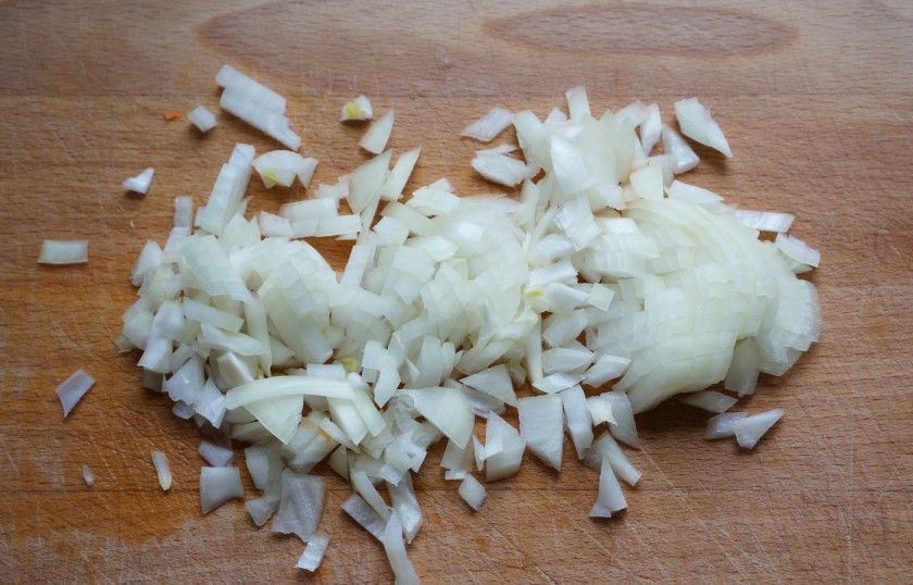 1. Этап. Суп с куриным фаршем: Мелко рубим 3 зубчика чеснока и луковицу.