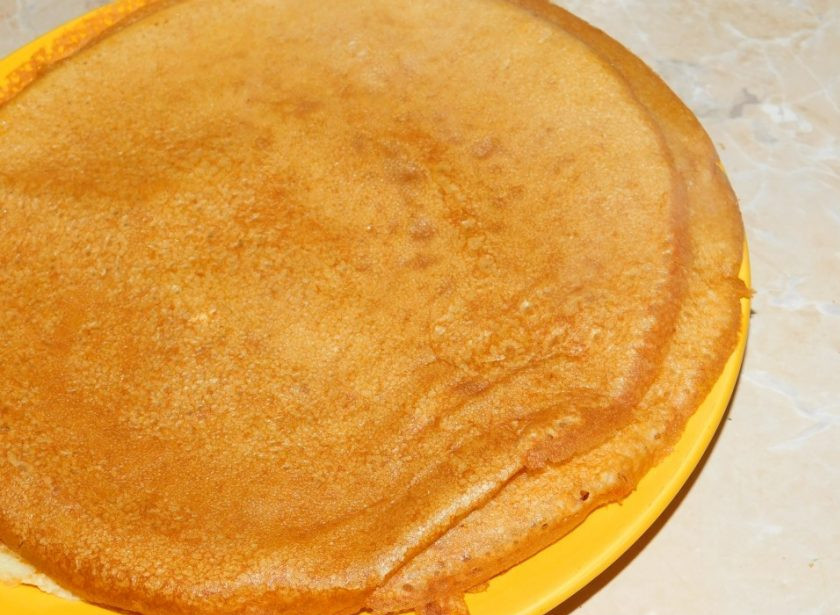 1. Этап. Творожные блины с карамельными яблоками: Пожарьте блины.