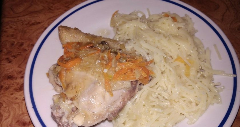 1. Этап. Курица с подливой и овощами: 5. Когда курочка будет почти готова, можно отварить на гарнир вермишель, кашу или картофельное пюре (кто что больше любит).