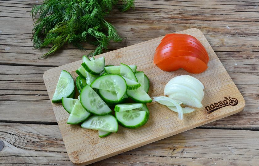 1. Этап. Шаверма с пикантной курочкой и чесночным соусом: Помидоры порежьте половинками кружочков, огурец — кружочком, а лук — полукольцами.