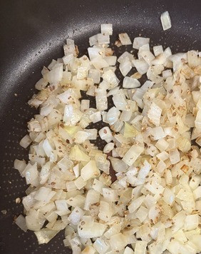 1. Этап. Суп-пюре из цветной капусты: Пока капуста запекается, в 1 ст. ложке масла поджарить мелко нарезанный лук и кориандр.