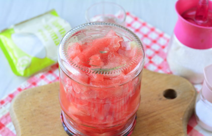 1. Этап. Арбузы в собственном соку на зиму: Банки закройте крышками и переверните вверх дном, проверьте, чтобы сок не вытекал.