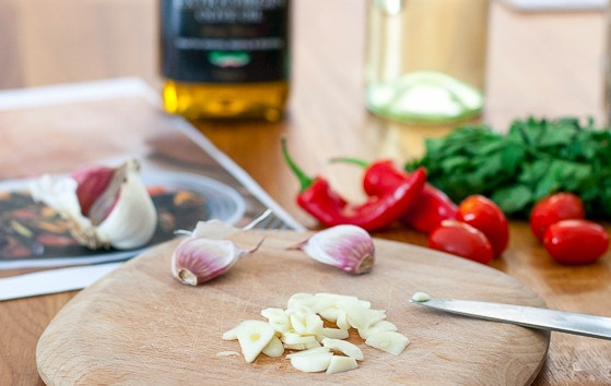 1. Этап. Легкий романтический ужин для двоих: Если берете замороженные мидии, разморозьте, облив холодной водой. Перец чили мелко нарузите, измельчите чеснок, мелко порежьте помидоры. отправьте все это обжариваться на масле до мягкости овощей.