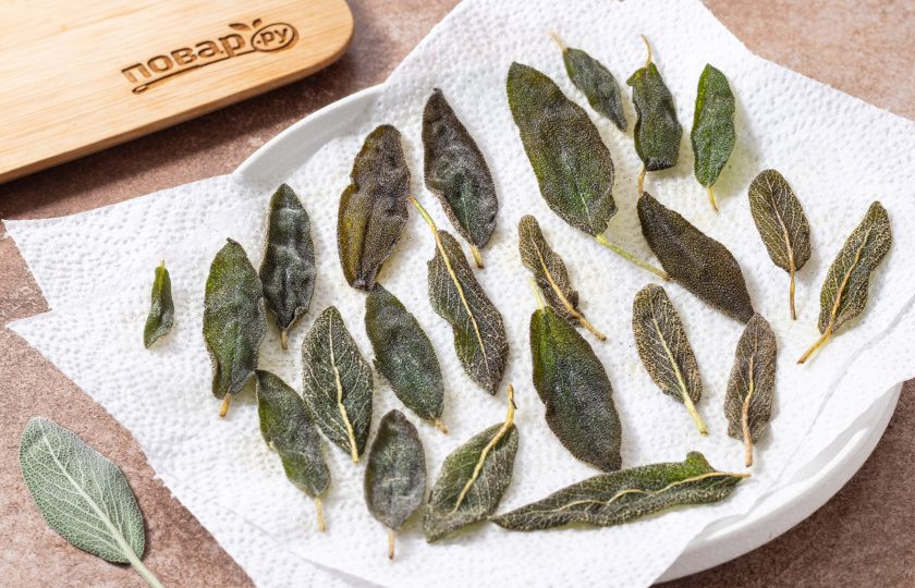 1. Этап. Жареный шалфей: Обжаренные листья выложите на бумажные полотенца, чтобы впиталось лишнее масло.