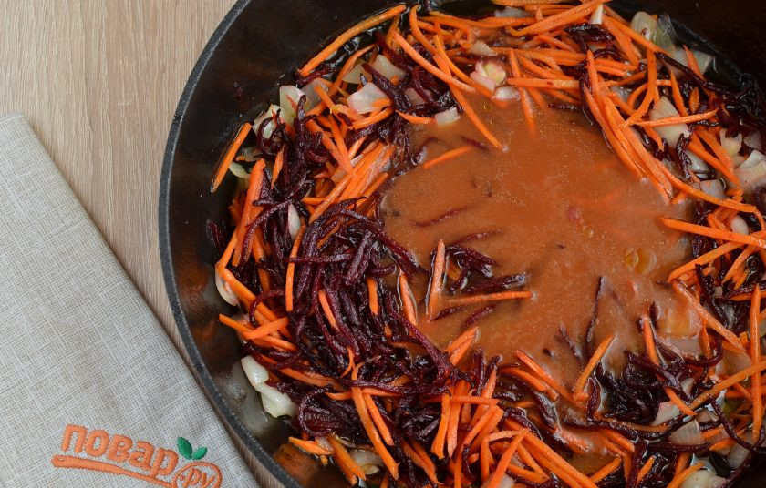 1. Этап. Борщ с лимоном: 6. Влейте томатный сок, протушите минут 10.