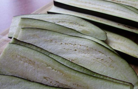 1. Этап. Жареные баклажаны с чесноком: Баклажаны помыть и нарезать на длинные продольные ломтики - то есть целый баклажан режем не поперек, а вдоль.