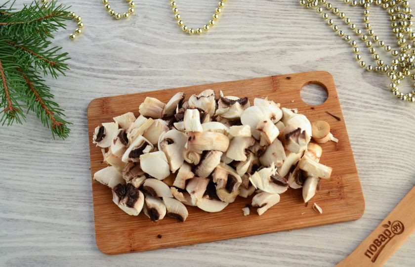 1. Этап. Слоеный салат «Мышка» с грибами и сыром: Грибы очистите и нарежьте.