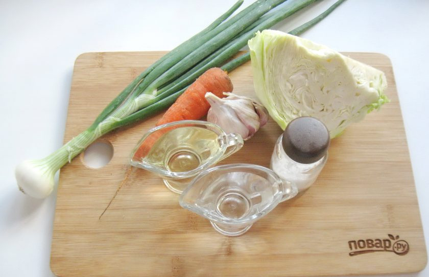 1. Этап. Капуста с чесноком и морковью: Подготовьте ингредиенты для приготовления салата.