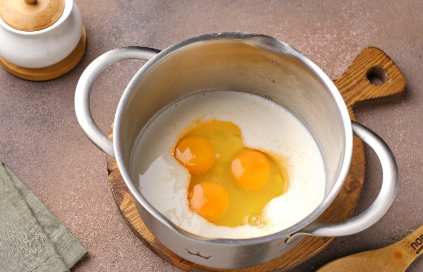 1. Этап. Блины на крахмале без муки: Соедините кефир, яйца, соль и сахар.