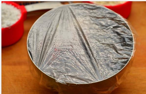 1. Этап. Печенье с ромом и изюмом: Накрываем замоченный в роме изюм пищевой пленкой - пусть настаивается.