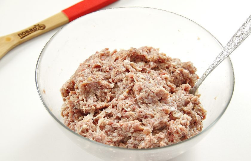 1. Этап. Мясные кексы: Хорошо все перемешайте до однородности.