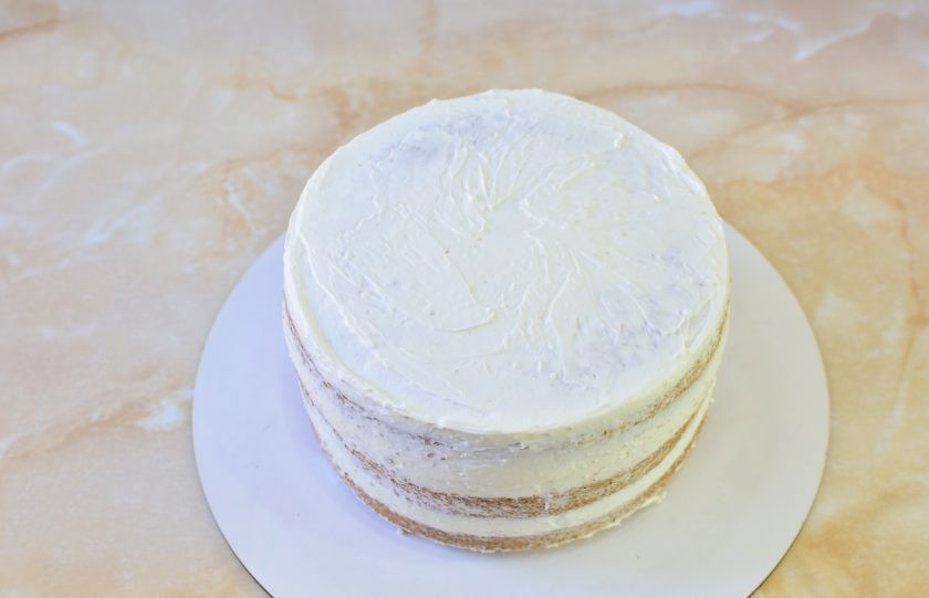 1. Этап. Клубнично-маковый торт: Соберите торт. Чтобы бока были ровные, можно обернуть торт ацетатной пленкой и затянуть в кольцо. Уберите торт в холодильник на 6-8 часов для застывания.