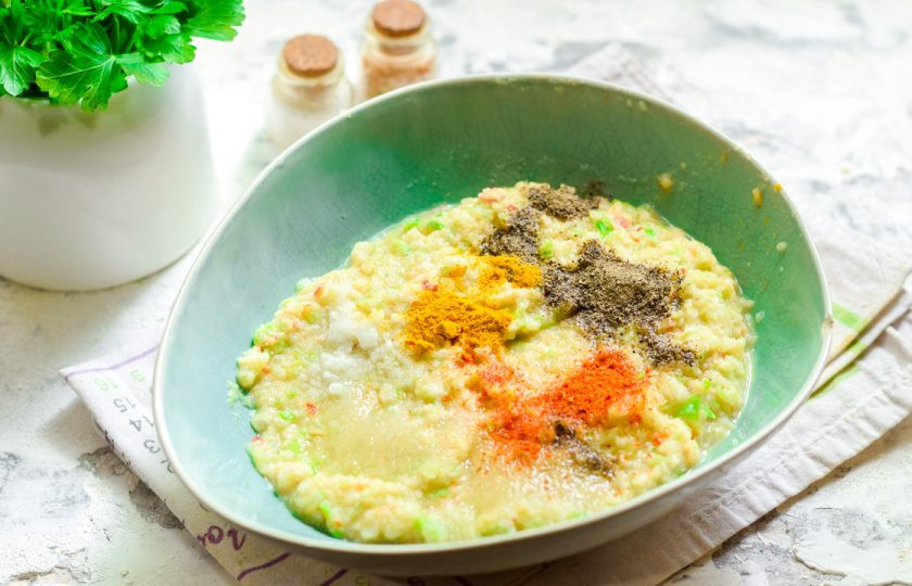 1. Этап. Форшмак из капусты: Пропустите все ингредиенты на мясорубке, добавьте специи по своему вкусу.