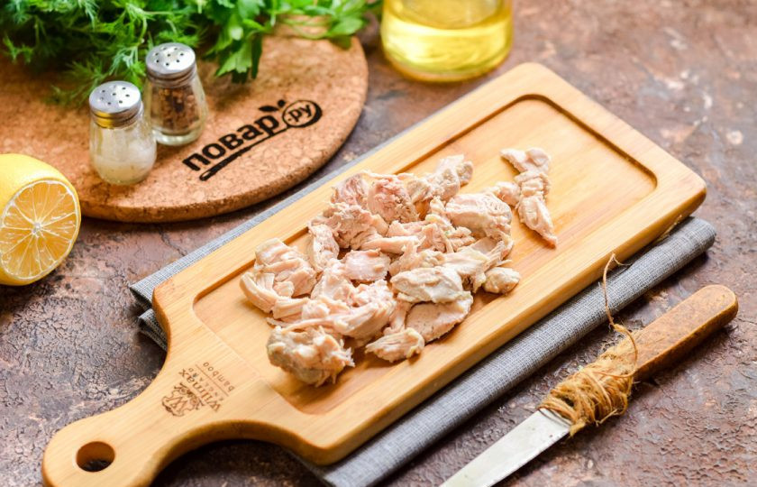 1. Этап. Салат Похудейка с курицей: Куриное филе нарежьте мелко или просто разберите на волокна.