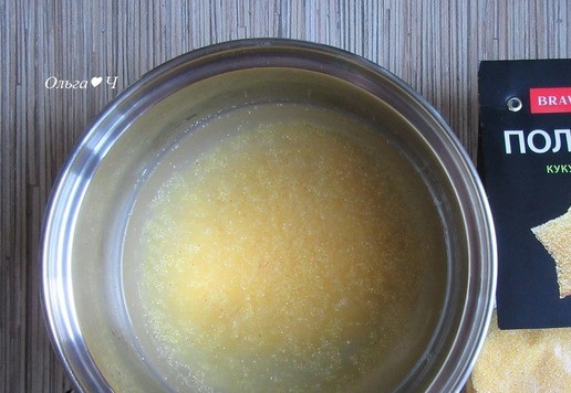 1. Этап. Торт Трио Браволли: Приготовьте лимонный крем. В воду добавьте кукурузную поленту, доведите до кипения, постоянно помешивая, варите 5 минут.