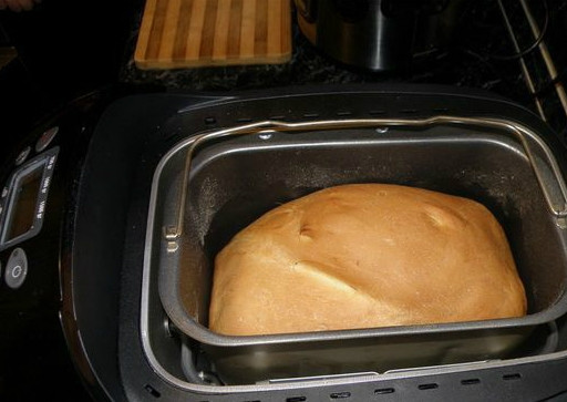 1. Этап. Вкусный белый хлеб в хлебопечке: Сразу вам скажу, что хлебопечки, естественно, бывают разными, в первую очередь отличаются по режимам. Вам нужно самим разобраться, что к чему, взяв инструкцию. К тому же, в хлебопечке может быть 2 отделения для хлеба и одно. Тогда раскладывайте продукты в зависимости от этого. Через положенное время хлеб начал подниматься. Открою ненадолго, специально для вас!