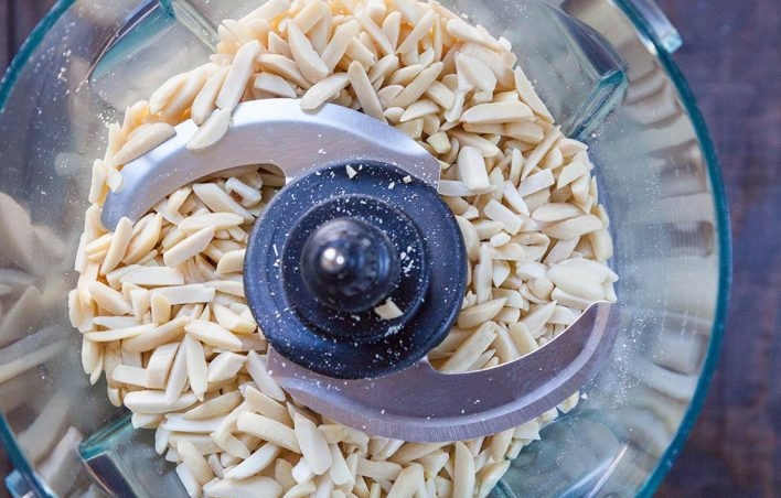 1. Этап. Миндально-шоколадное печенье: 1. Выложите в чашу блендера миндаль и измельчите его, но оставьте крупные кусочки.