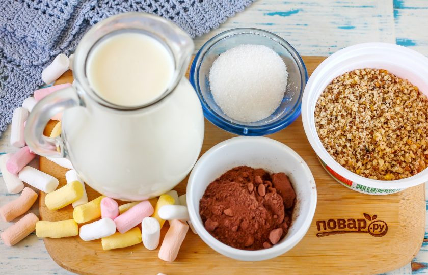 1. Этап. Горячий шоколад Зимний вечер: Подготовьте указанные ингредиенты. Молоко может быть любой жирности и любого сорта, измельченный фундук можно заменить измельченными грецкими орехами, миндалем и т.д. По желанию вместо молока можно использовать сливки, жирностью не более 35%.