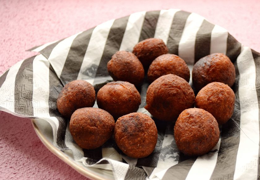 1. Этап. Индийский десерт: Обжарьте шарики в масле до коричневой корочки, на этой уйдёт примерно 1 минута. Чтобы убрать лишнее масло, выложите шарики на бумажную салфетку. Перед подачей их можно посыпать сахарной пудрой для красоты.