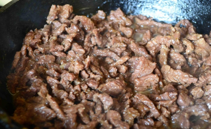 1. Этап. Говядина по-китайски в кисло-сладком соусе: За 3 минуты до готовности добавьте в мясо соль, кориандр и перец. Жидкость полностью выпарите.