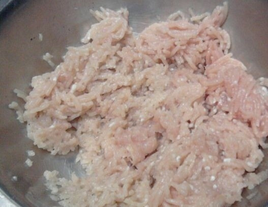 1. Этап. Котлеты куриные без хлеба: 2. Куриное филе с помощью мясорубки превращаем в фарш.