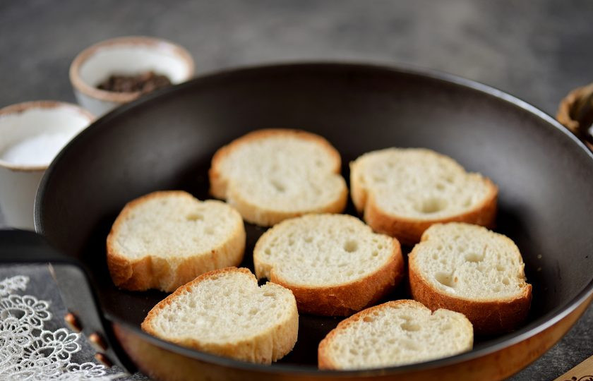 1. Этап. Канапе с курицей: Разогрейте сковороду, выложите в нее багет и посушите его секунд по 30 с каждой стороны, не до состояния гренок, а слегка.