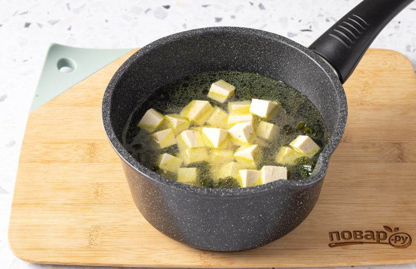 1. Этап. Суп из сушеной морской капусты: Добавьте в сотейник тофу и варите суп около 5 минут. Готовый суп подавайте сразу.