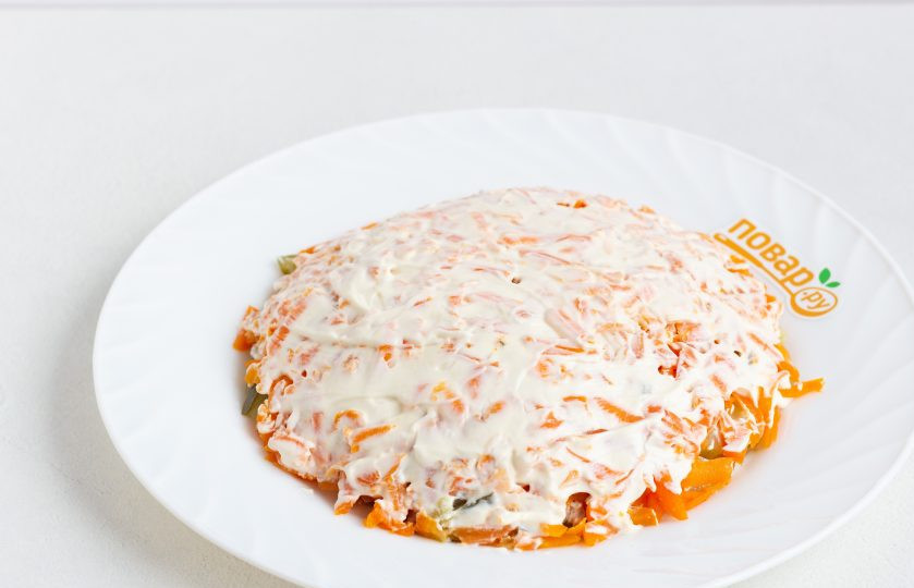 1. Этап. Салат Бусы на снегу: Третий слой - морковь, натертая на крупной терке и майонез.