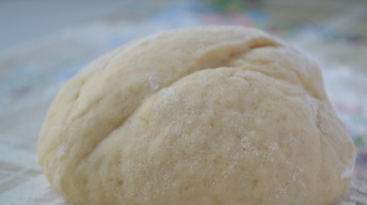 1. Этап. Ватрушка на кефире: 1. Приготовление начинаю с теста: в миску просеиваю муку, добавляю 4 столовые ложки сахара, соль и соду, перемешиваю. Вливаю в миску подсолнечное масло и теплый кефир, замешиваю мягкое тесто и оставляю его на 20 минут.