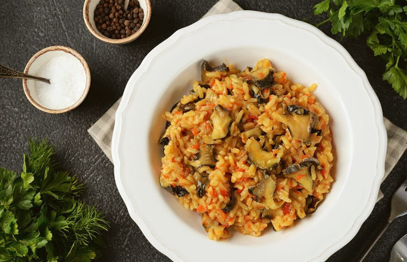 1. Этап. Плов с рапанами: Готовый плов с рапанами разложите по порциям и подавайте к столу со свежей зеленью. Приятного аппетита!