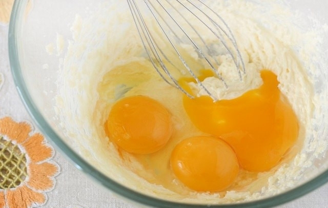 1. Этап. Пирог из мягкого творога: Добавьте одно яйцо и 2 желтка (белки мы будем взбивать позже).