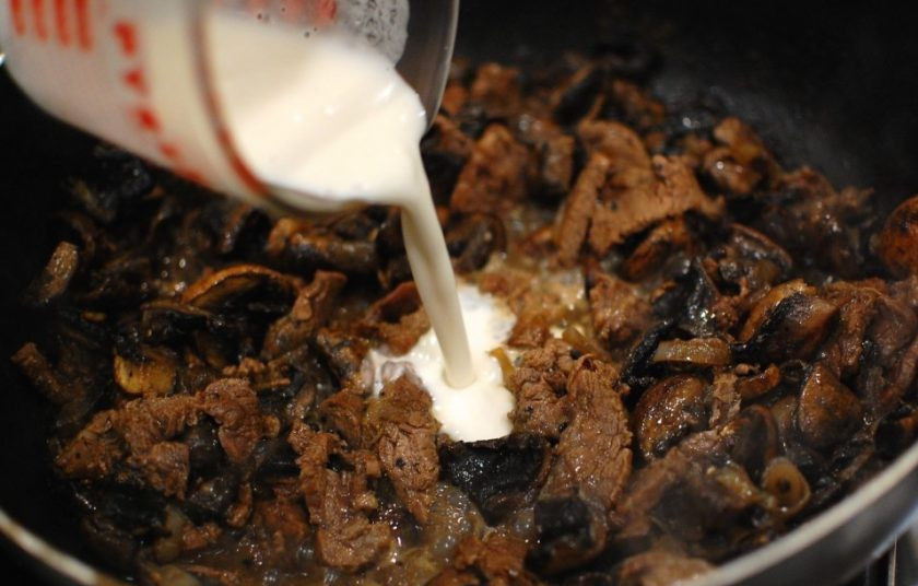 1. Этап. Вкусный бефстроганов: 7. В стакане смешайте холодную воду и муку, затем влейте эту смесь в сковороду.