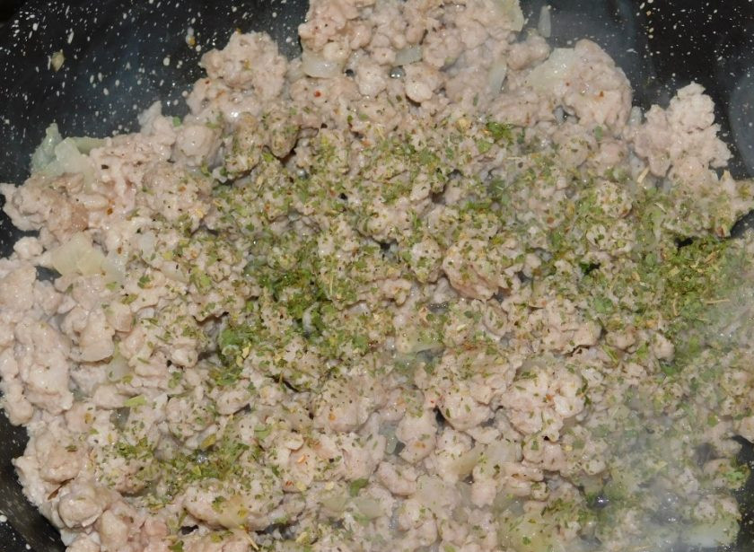 1. Этап. Профитроли с мясом: Для начинки обжарьте фарш с луком. Добавьте по вкусу соль и специи.