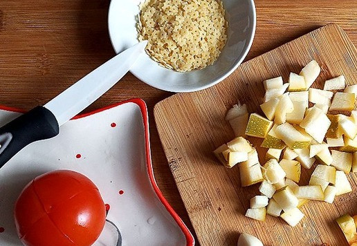 1. Этап. Новогодний минестроне: Тыкву и цукини нарезаем тоже мелким кубиком. У помидора нужно обязательно снять кожицу, чтобы она потом не плавала в супе. Помидор надсеките крест-на-крест. Чеснок оставьте целыми зубчиками, очистив их.