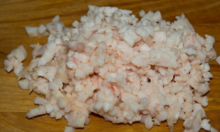 1. Этап. Бараньи ребрышки в мультиварке: 5. Курдючный жир режем на маленькие кубики.